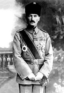 220px-Mustafa_Kemal_Atatürk_(1918) komandan olarkən